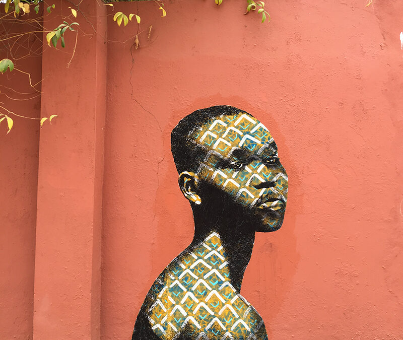 Femme Africaine aux motifs blancs / Banjul, Gambie