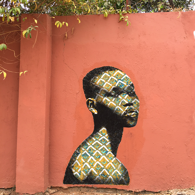 Femme Africaine aux motifs blancs / Banjul, Gambie