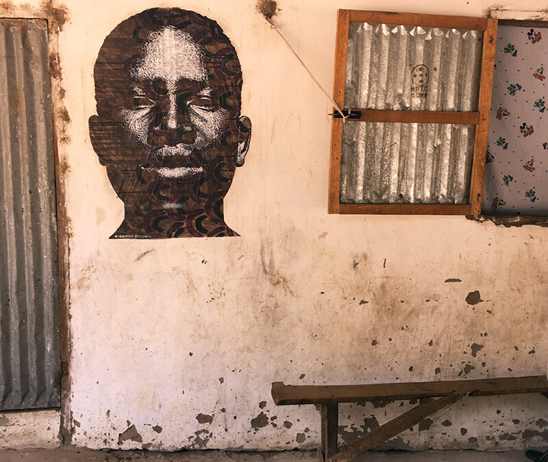 Homme Africain aux motifs bruns / Tanji, Gambie