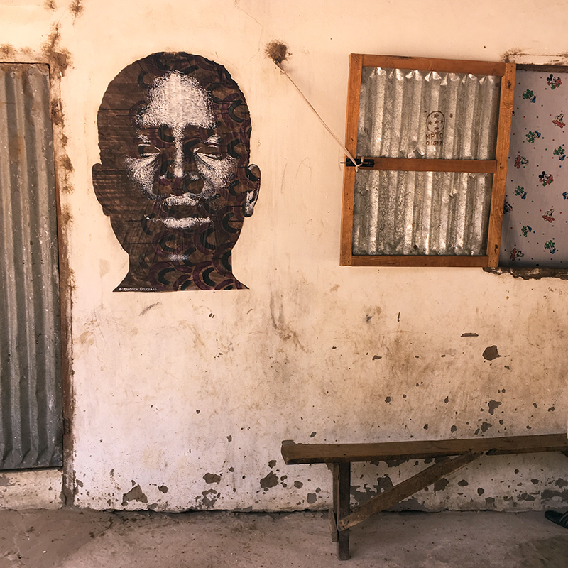 Homme Africain aux motifs bruns / Tanji, Gambie