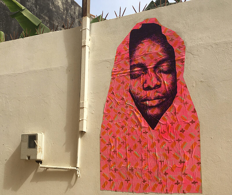 Femme Africaine aux motifs roses / Dakar, Sénégal