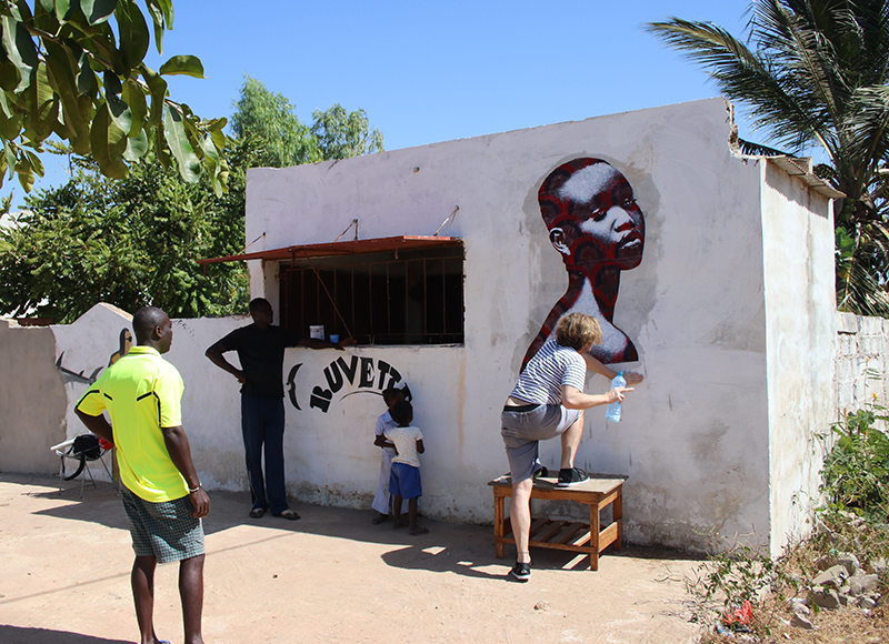 Femme Africaine au fond rouge / Palmarin, Sénégal