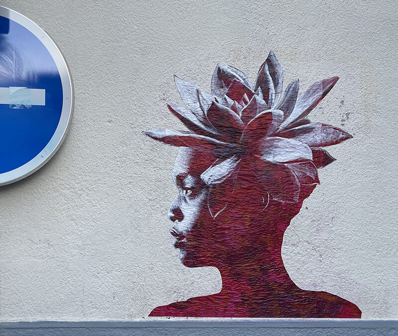 Profil de Femme Africaine à la chevelure-fleur / Nantes, France