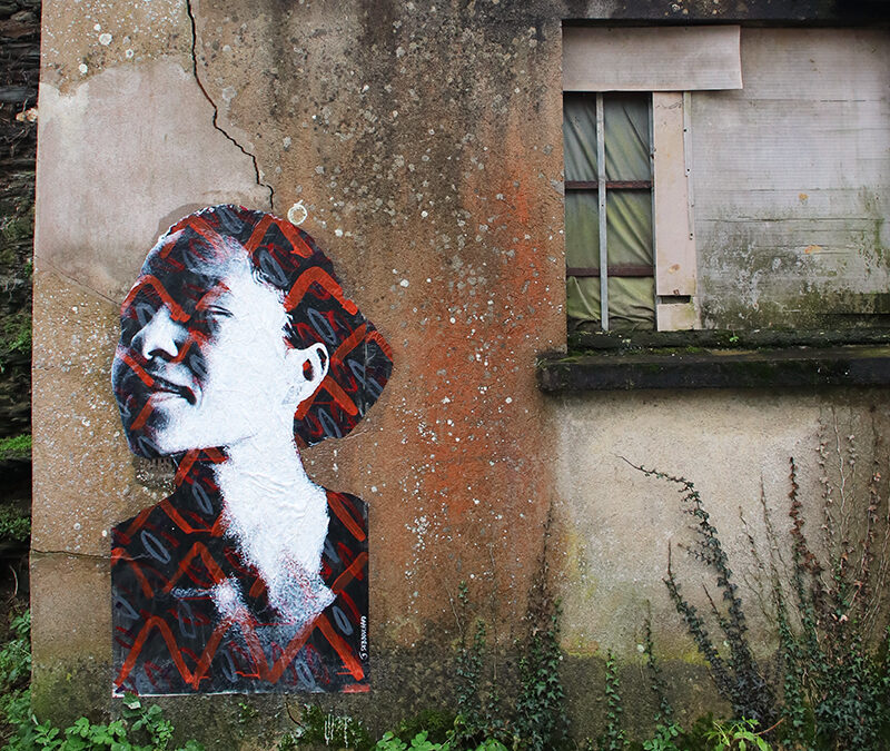 Femme aux motifs rouges et gris / Ploermel, France