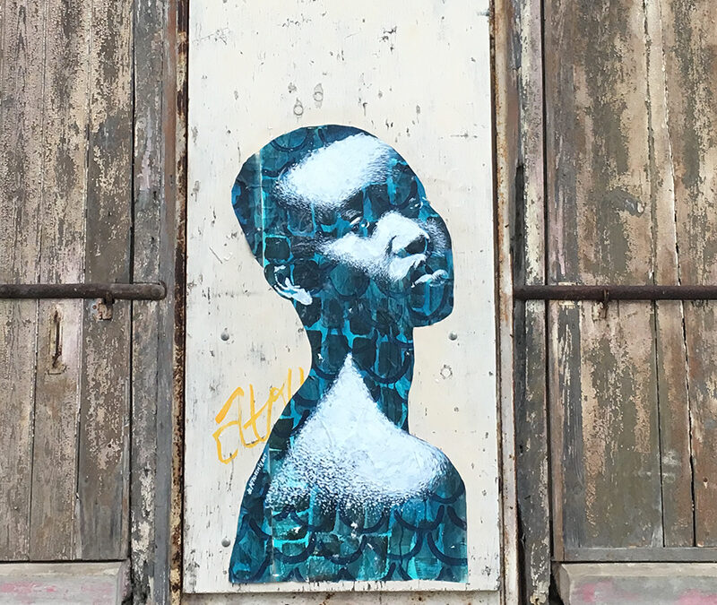 Femme Africaine aux motifs bleus / Angers, France
