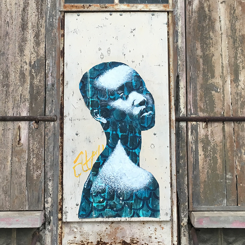 Femme Africaine aux motifs bleus / Angers, France