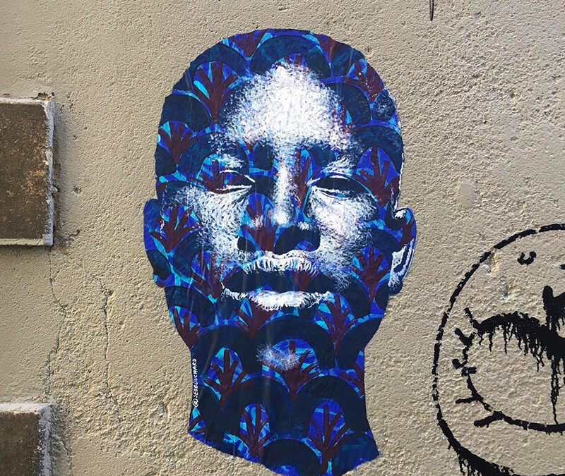 Homme Africain aux motifs bleu et parme / Nantes, France