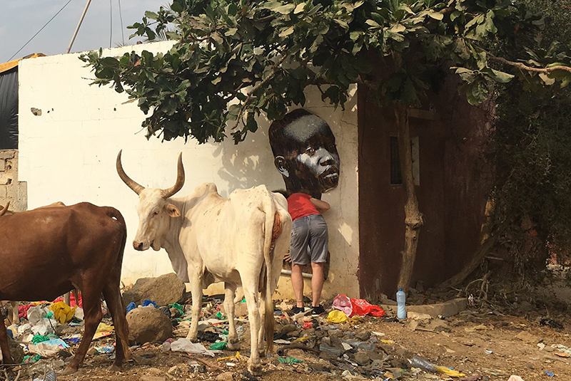 Femme Africaine aux motifs bruns / Dakar, Sénégal