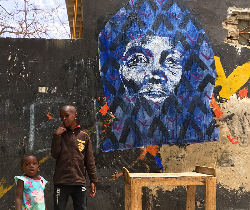 Femme Africaine au fond bleu / Dakar, Sénégal