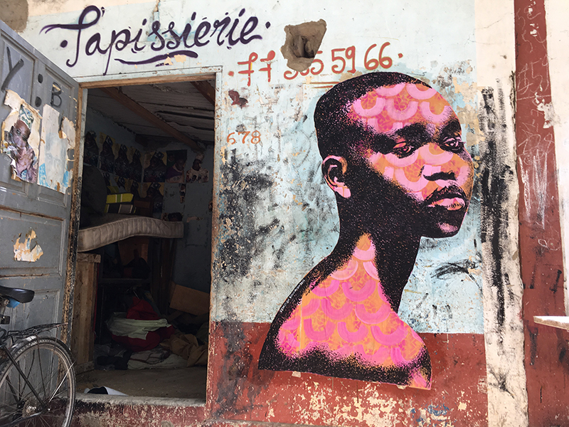 Femme Africaine aux motifs roses / Dakar Sénégal