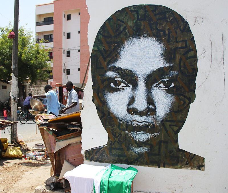 Femme Africaine au fond brun / Dakar, Sénégal