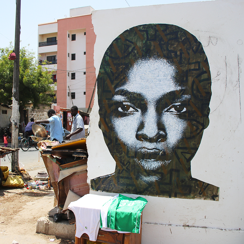 Femme Africaine au fond brun / Dakar, Sénégal