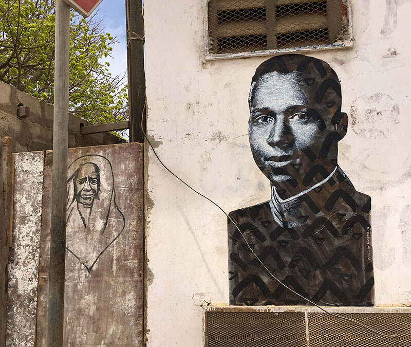 Homme Africain en uniforme aux motifs / Dakar, Sénégal