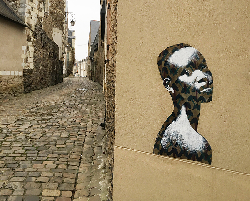 Femme Africaine aux motifs flèches / Angers, France