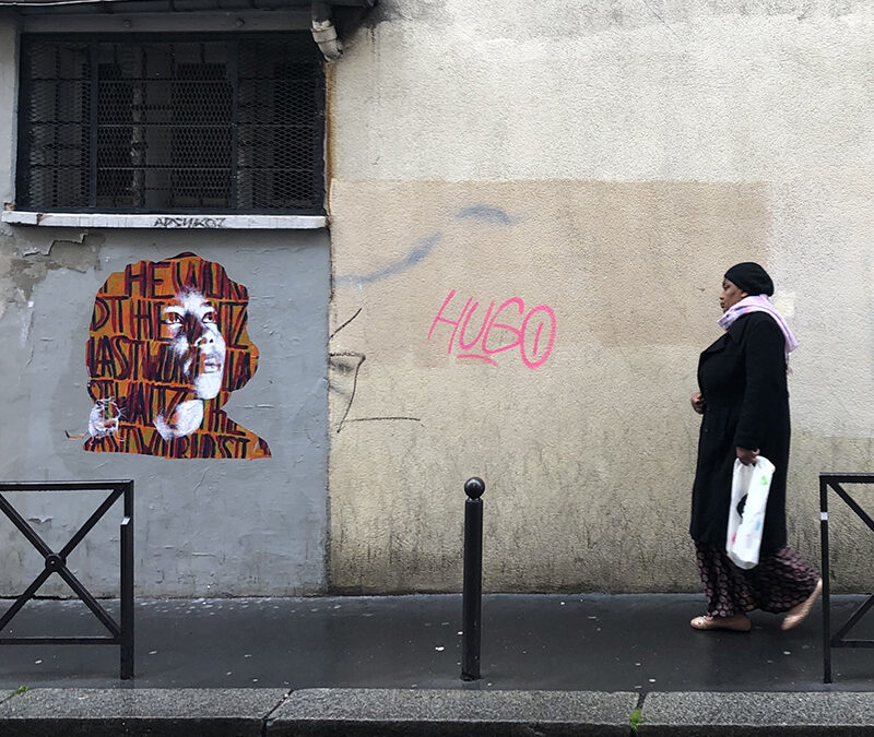 Portrait de Mwunda au fond de lettrage / Paris, France