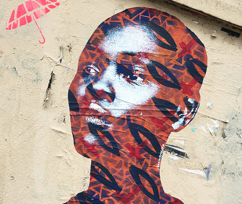 Femme Africaine au fond orange / Paris, France