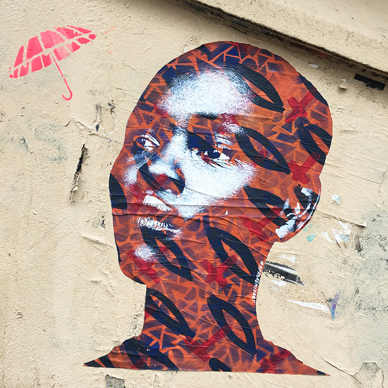 Femme Africaine au fond orange / Paris, France