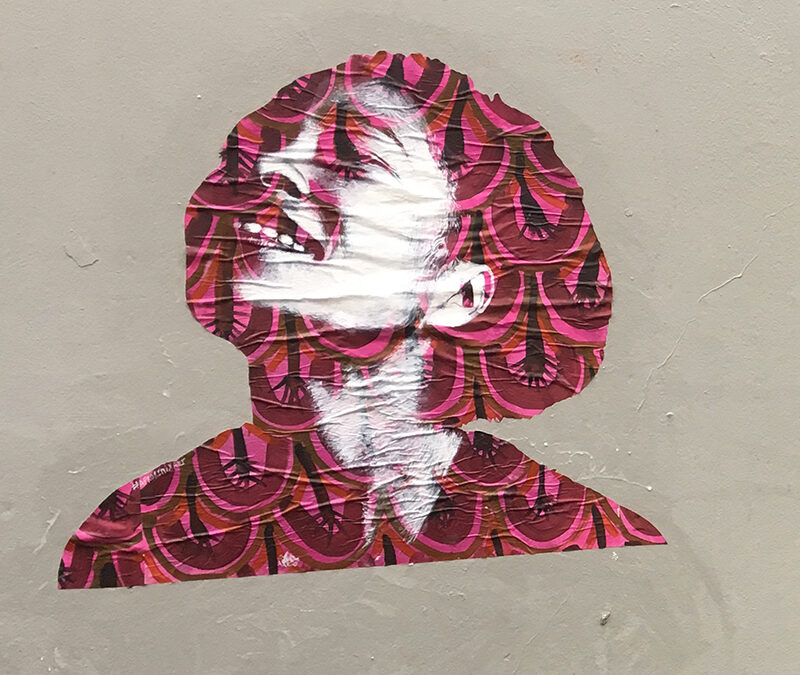 Portrait de Ela au fond rouge et rose / Paris, France