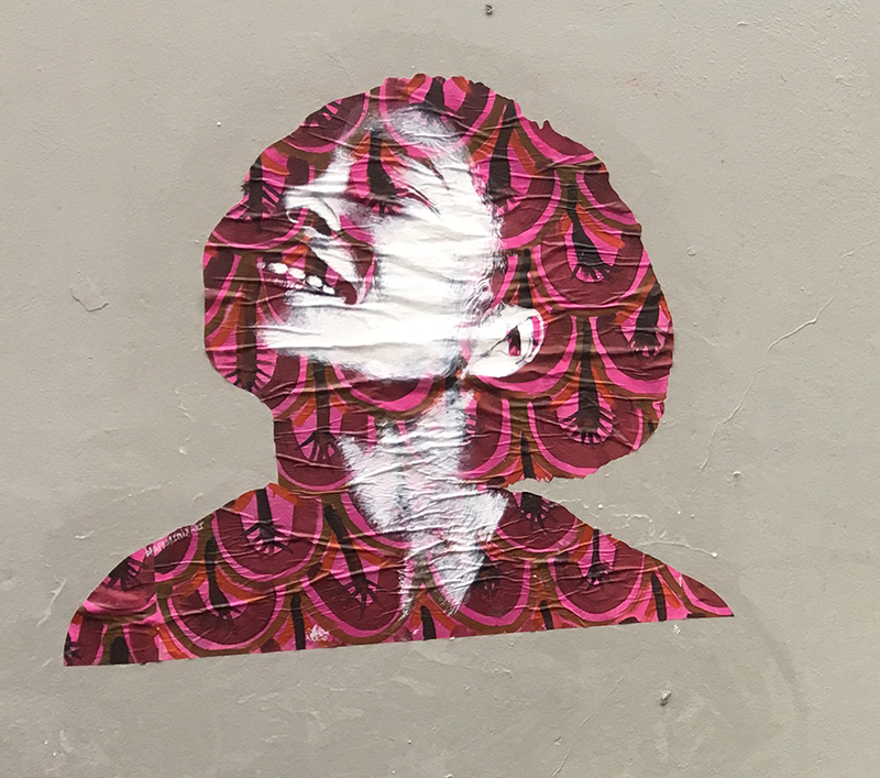 Portrait de Ela au fond rouge et rose / Paris, France