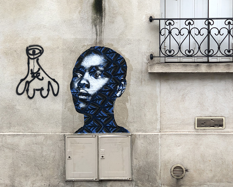 Femme Africaine aux motifs bleus / Paris, France