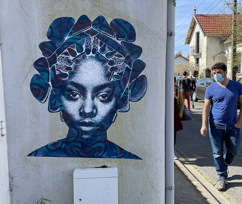 Femme Africaine au masque animal / La Montagne, France