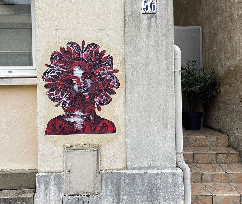 Heliocentric, Femme à la chevelure florale / La Montagne, France