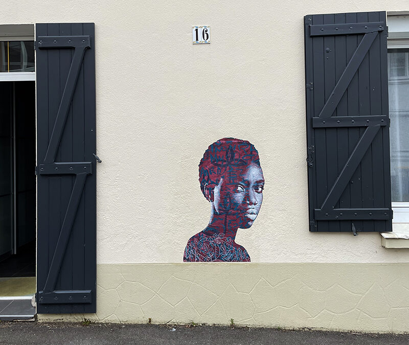 Femme Africaine au buste fleuri / La Montagne, France