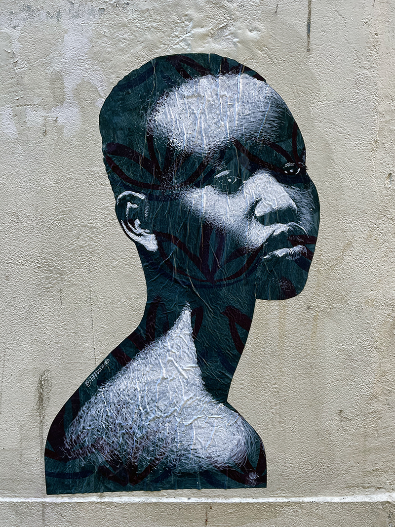 Femme Africaine au fond bleu / Bordeaux, France