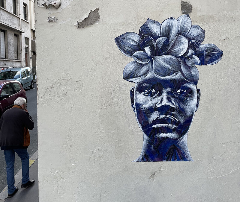 FlowerPower, femme africaine à la chevelure-fleur / Nantes, France