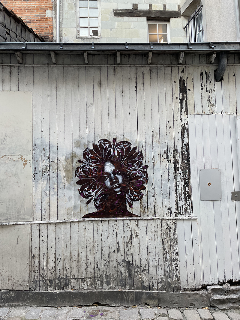 Heliocentric, femme africaine au visage ornemental / Nantes, France