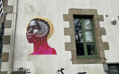 Femme Africaine auréolée a la chevelure animale / Auray, Nantes
