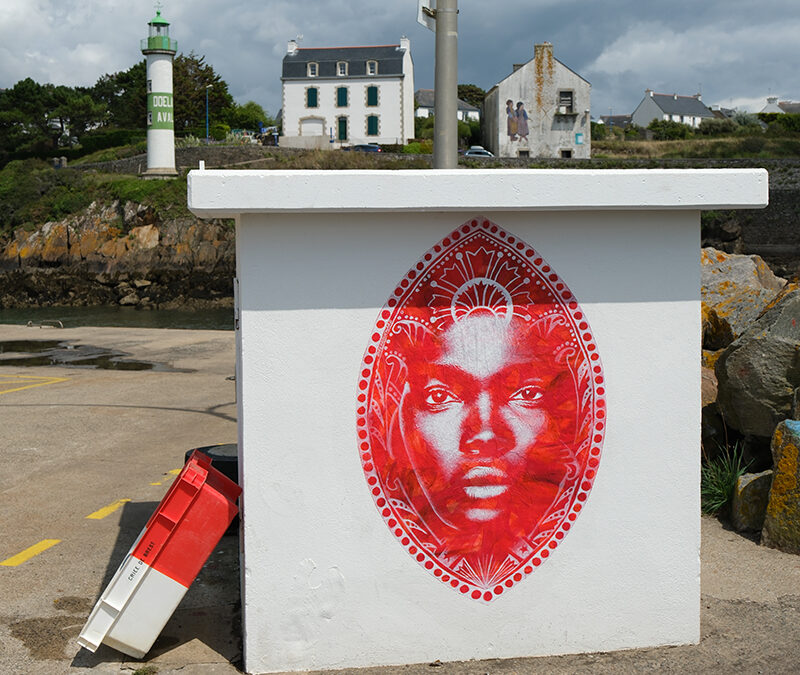 Femme africaine en médaillon rouge / Clohars-Carnoët, France