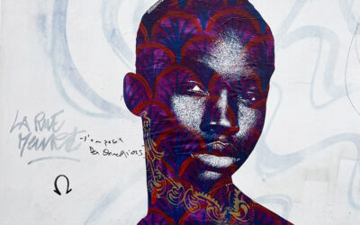 Jeune homme africain aux motifs dorés / Paris, France