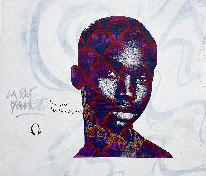 Jeune homme africain aux motifs dorés / Paris, France