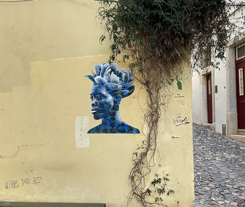 Springtime, Femme africaine à la chevelure fleurie / Lisbonne, Portugal