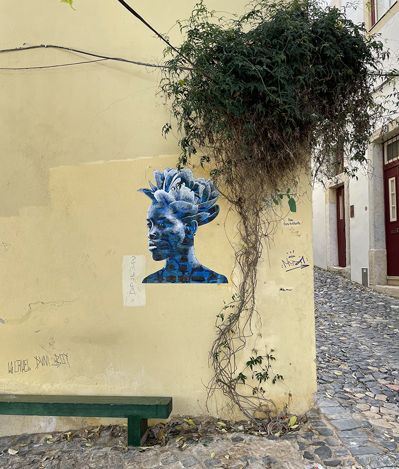 Springtime, Femme africaine à la chevelure fleurie / Lisbonne, Portugal