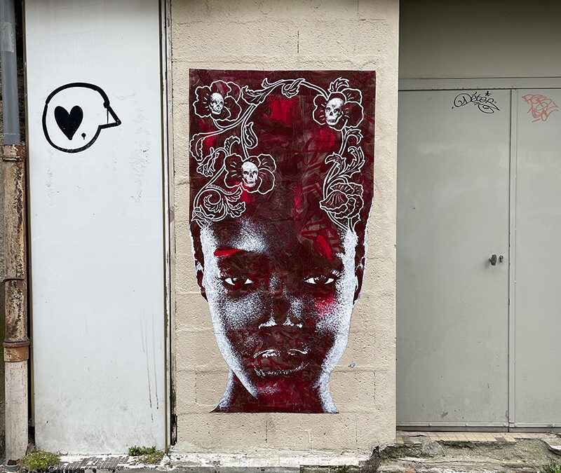 Femme Africaine à la chevelure aux fleurs et crânes / Nantes, France