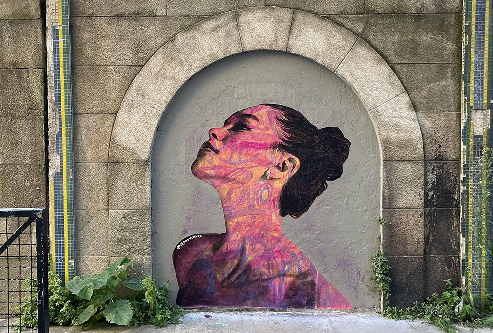 Femme au fond rose et mauve / Nantes, France – 2023