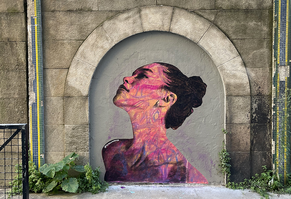 Femme au fond rose et mauve / Nantes, France