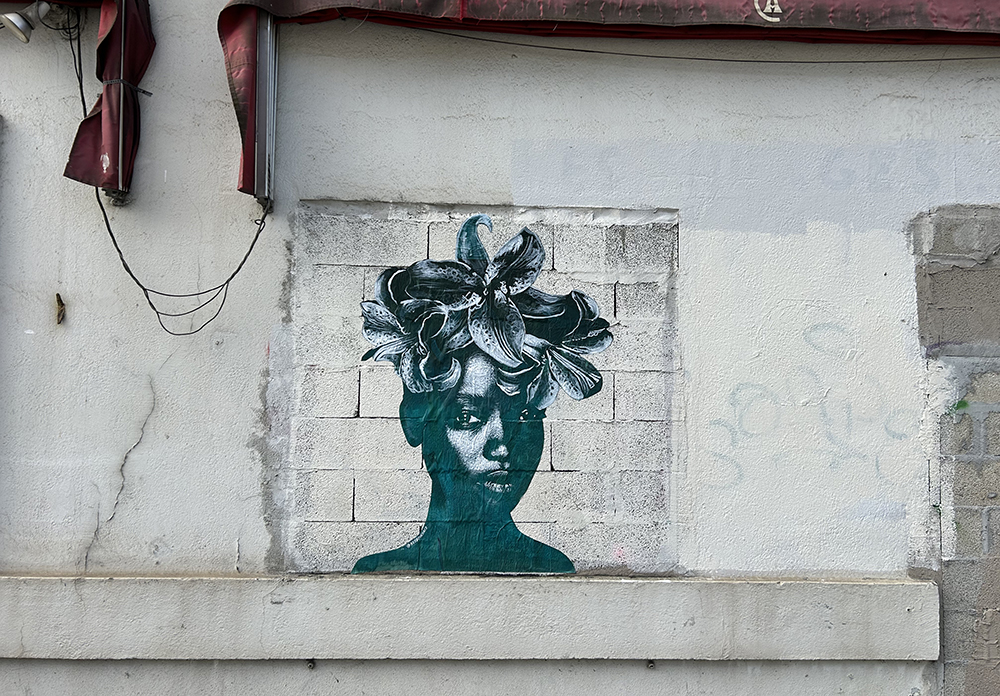 Lost statemens, femme africaine au visage floral / Bayonne, France