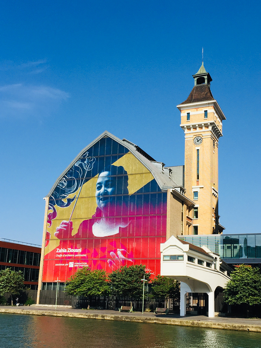 fresque dédiée à Zahia Ziouani sur la facade de la BNP Paribas à Pantin