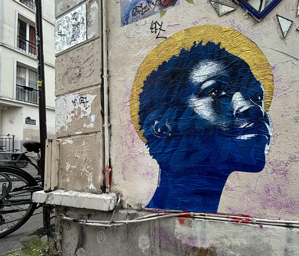 Femme africaine à l’auréole / Montmartre, Paris, France – 2024