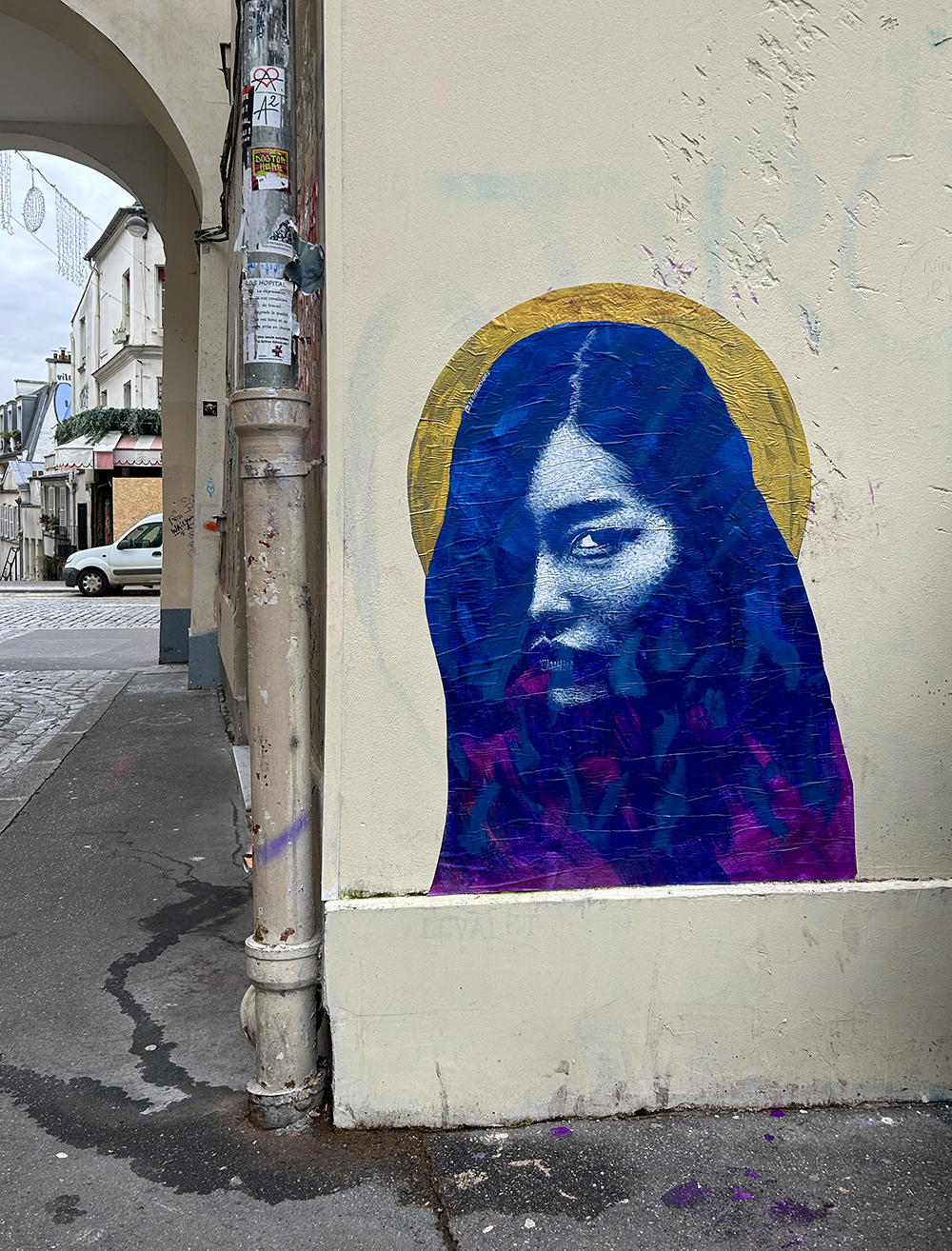 Femme asiatique à l’auréole / Quartier Montmartre, Paris, France