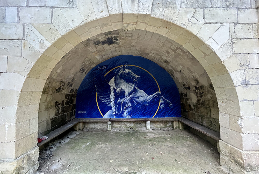 Renommée retenant Pégase  / Street Art Parc, Candes St-Martin, France – 2026