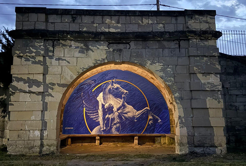Renommée retenant Pégase  / Street Art Parc, Candes St-Martin, France – 2026