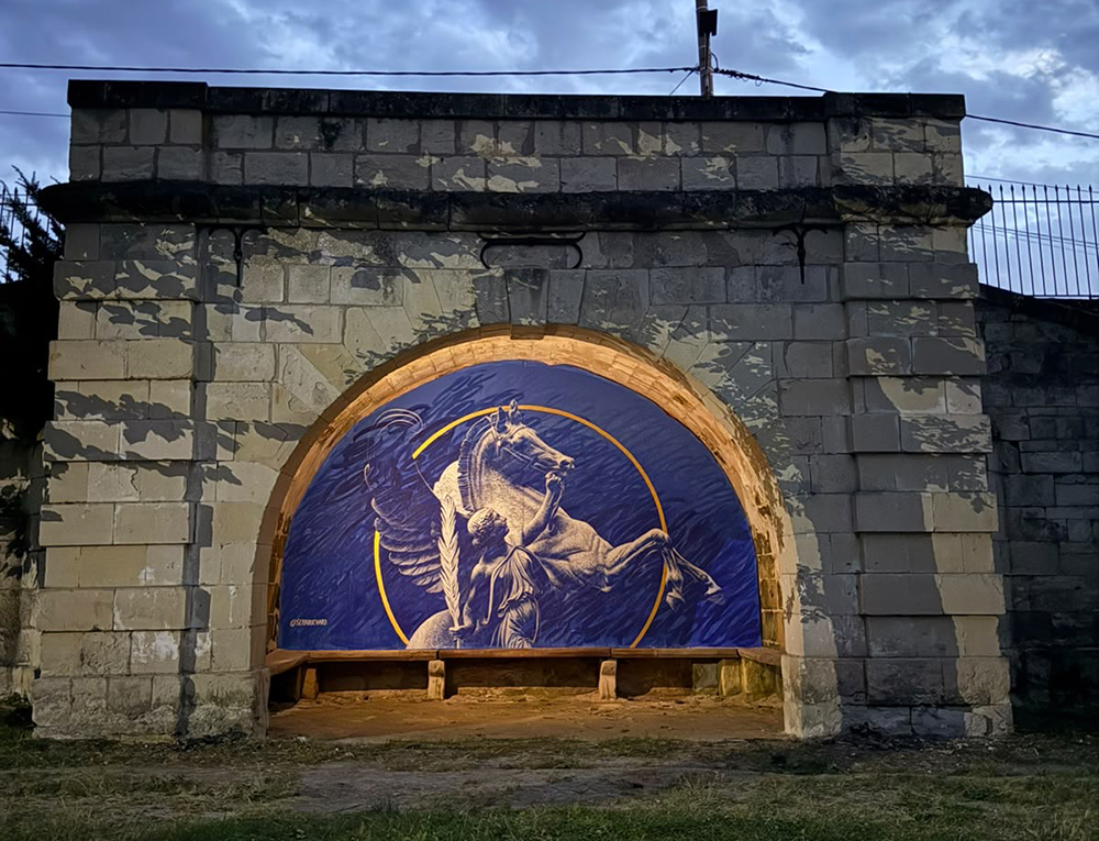 Renommée retenant Pégase / Street Art Parc, Candes St-Martin, France – 2026