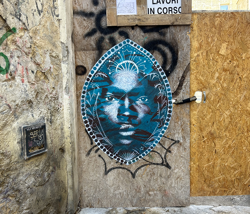 Femme Africaine en médaillon | Lecce, Italie – 2026