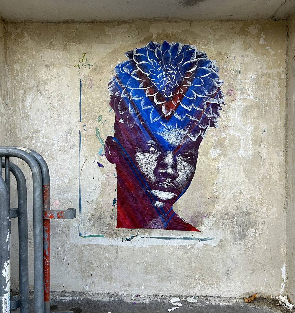 Jeune Homme Africain à la chevelure fleurie / Nantes, France