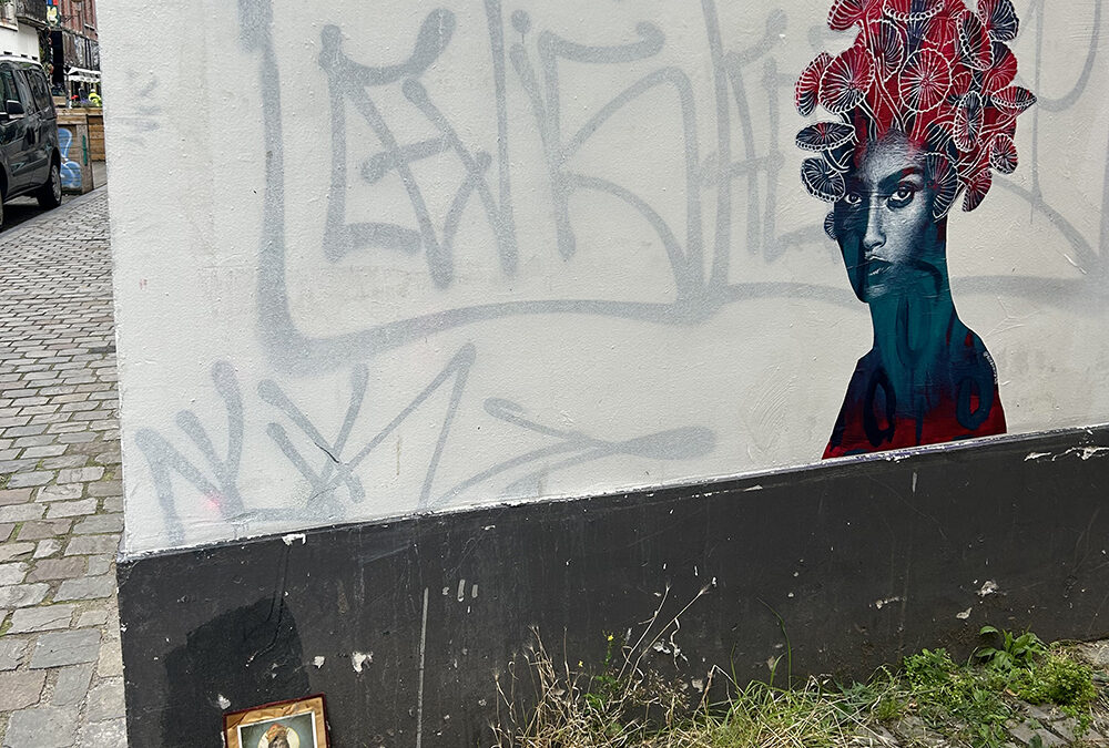 Femme à la chevelure Umbilicus rupestris / Bruxelles, Belgique – 2026