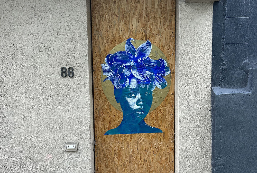 Lost Statemens, Femme Africaine à la chevelure fleurie, Nantes, France
